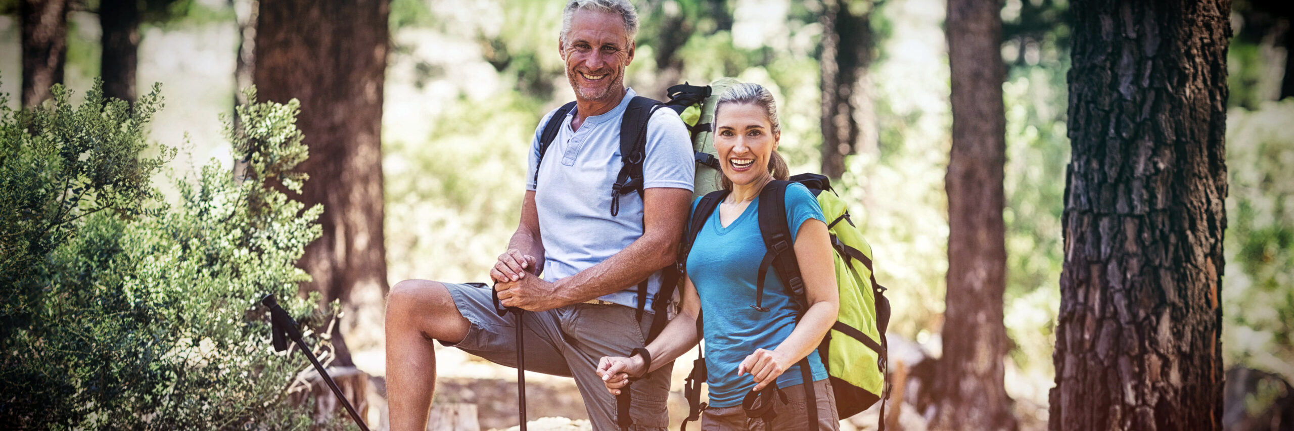 Mann und Frau glücklich beim walking im Wald